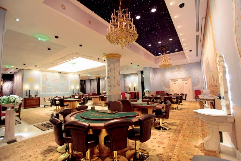 Fysieke roulette salon met stijlvolle zitplaatsen